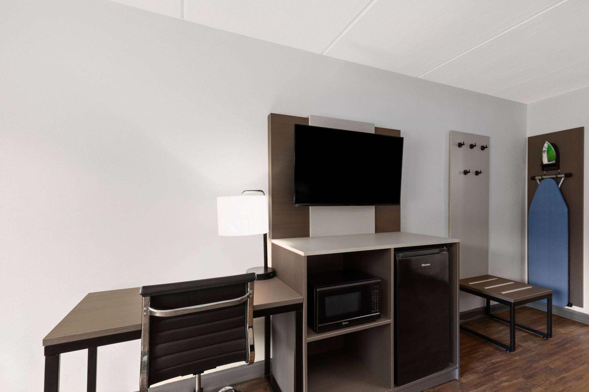 Hotel Ramada By Wyndham Bainbridge Extérieur photo