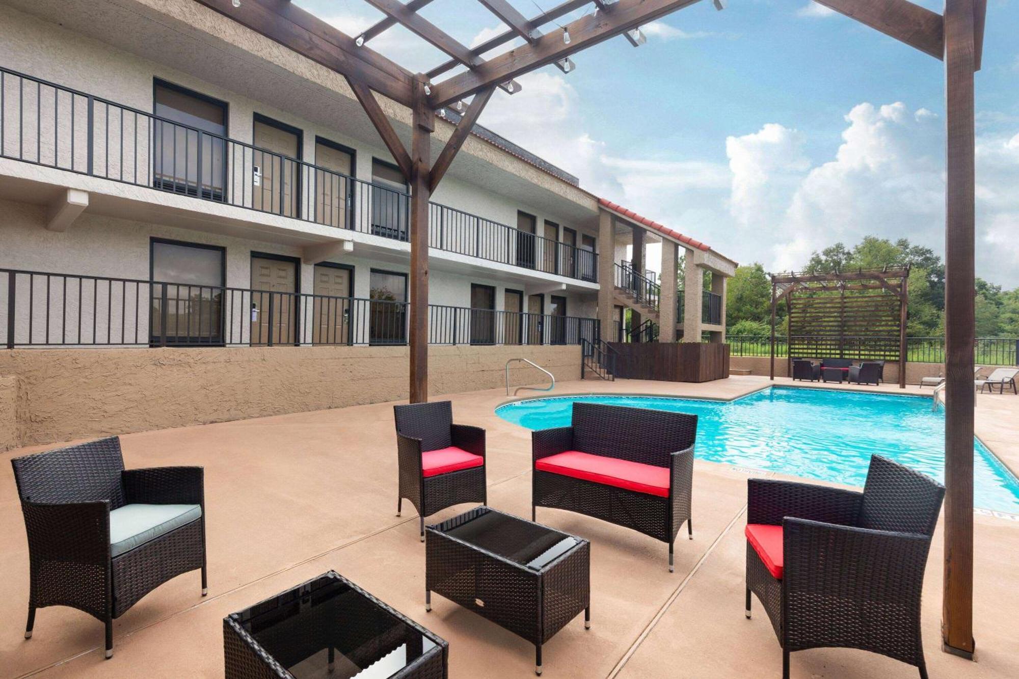 Hotel Ramada By Wyndham Bainbridge Extérieur photo